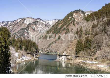 Scenery of the Tadami Line Train crossing the No. 4 Tadami River Bridge Kanayama Town, Fukushima Prefecture Scenery of the Tadami Line Train crossing the No. 4 Tadami River Bridge Kanayama Town, Fukushima Prefecture 100729766