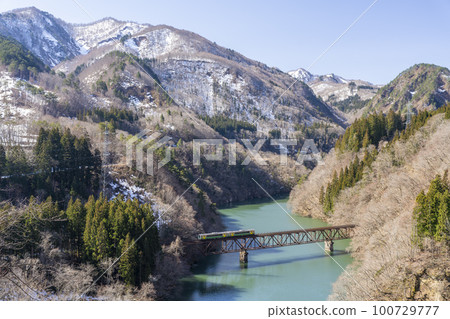 福島縣三島町早春穿過3號只見川大橋的只見線列車 福島縣三島町早春穿過3號只見川大橋的只見線列車 100729777