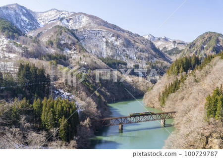 Tadami Line train crossing the No. 3 Tadami River Bridge in early spring, Mishima Town, Fukushima Prefecture Tadami Line train crossing the No. 3 Tadami River Bridge in early spring, Mishima Town, Fukushima Prefecture 100729787
