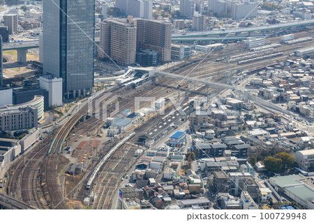 從名古屋站前米德蘭廣場大樓觀景台空中長廊看到的笹島 從名古屋站前米德蘭廣場大樓觀景台空中長廊看到的笹島 100729948