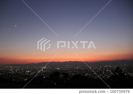 城市景觀/夜景，天空中的夕陽略帶紅色 100730976