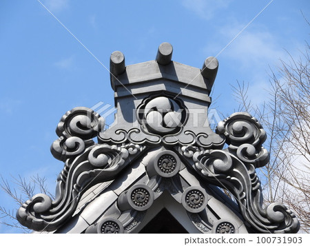 Family crest tiles and scrolls of sutras Family crest tiles and scrolls of sutras 100731903