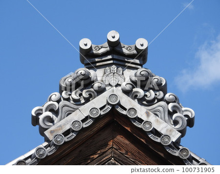 Family crest tiles and scrolls of sutras Family crest tiles and scrolls of sutras 100731905