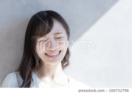 Young woman laughing with a crumpled face Young woman laughing with a crumpled face 100732706