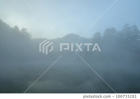 被晨霧籠罩的由布院湖金鱗湖的絕景 100733281