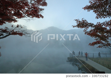 人們在晨霧籠罩的金鱗湖上享受夢幻般的秋天景色 100733282