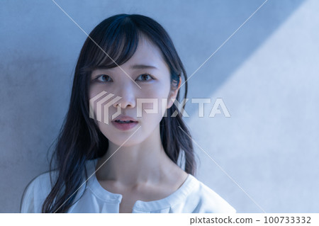 Anxious young woman's face Anxious young woman's face 100733332