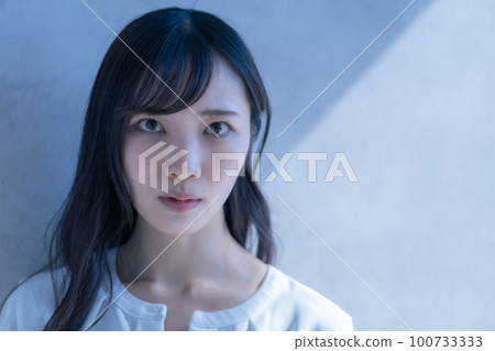 Anxious young woman's face Anxious young woman's face 100733333