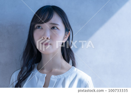 Anxious young woman's face Anxious young woman's face 100733335