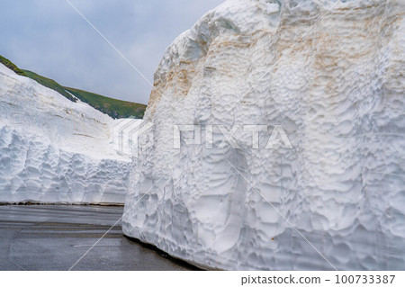 [Early summer material] Snow wall of Norikura Kogen [Nagano Prefecture] 100733387