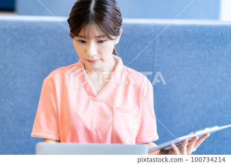 在電腦上登記病歷信息的年輕女子 100734214