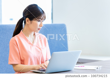 在電腦上登記病歷信息的年輕女子 100734215