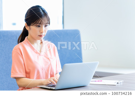 在電腦上登記病歷信息的年輕女子 100734216