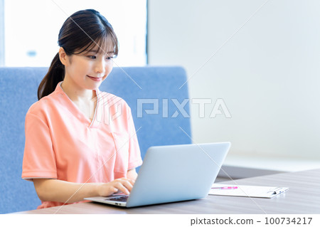 在電腦上登記病歷信息的年輕女子 100734217