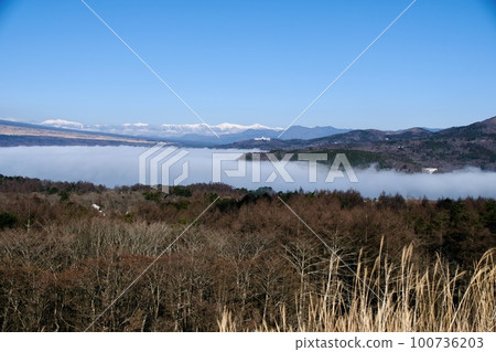 [山梨縣]從Panoramadai看到的南阿爾卑斯山脈和山中湖的雲海 100736203