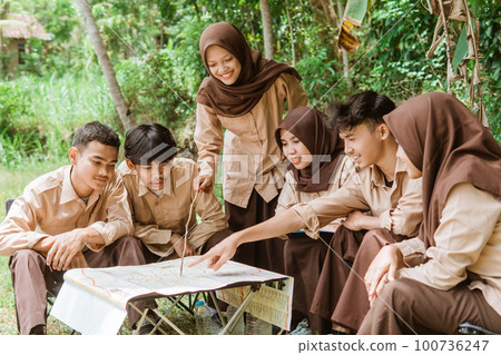 team leader shows the location with a map 100736247