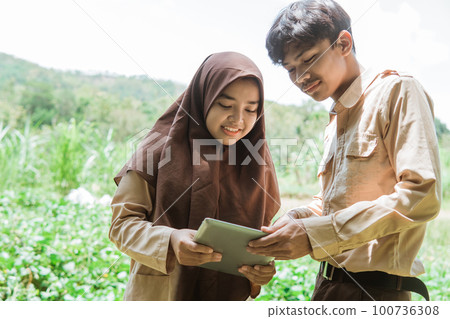 boy scout teens and girl scouts using tablets together boy scout teens and girl scouts using tablets together 100736308