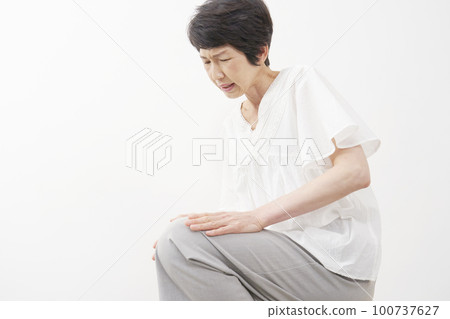 膝蓋疼痛的中年婦女 白色背景 100737627