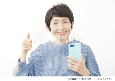 有智能手機和好標誌的中年婦女白色背景 100737630
