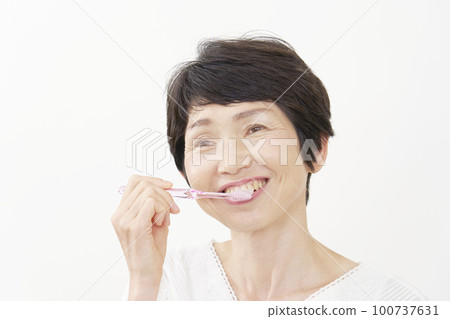 白色背景中刷牙的中年婦女 100737631