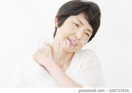 Middle-aged woman with stiff shoulders White background 100737650