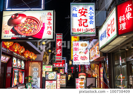 "Kanagawa Prefecture" Back alleys and night views of Yokohama Chinatown 100738409