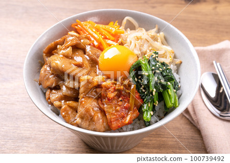 Bowl of rice bowls 100739492