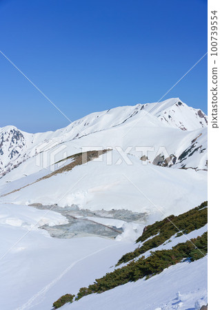 白雪覆蓋的立山,噴氣孔 白雪覆蓋的立山,噴氣孔 100739554