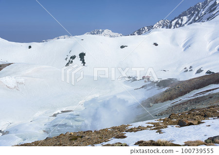 白雪覆蓋的立山,噴氣孔 白雪覆蓋的立山,噴氣孔 100739555