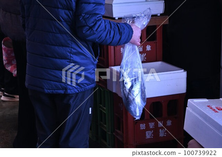 Scenery of the morning market of fresh fish market Scenery of the morning market of fresh fish market 100739922