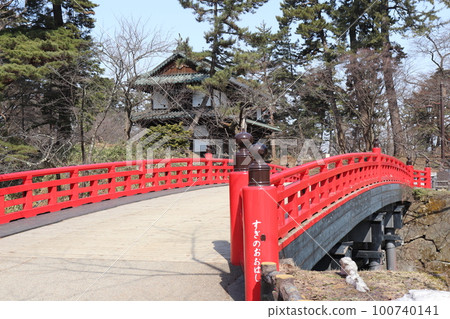 青森縣弘前市青天杉橋和南內門內的弘前城 100740141