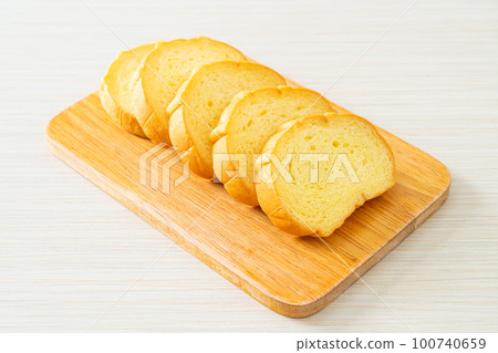 potatoes bread sliced on wood board 100740659
