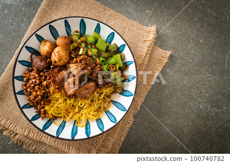dried egg noodle with pork and meatball 100740782