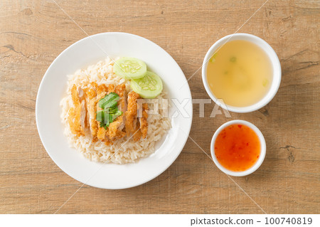 Steamed Rice with Fried Chicken or Hainanese Chicken Rice Steamed Rice with Fried Chicken or Hainanese Chicken Rice 100740819