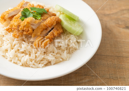 Steamed Rice with Fried Chicken or Hainanese Chicken Rice Steamed Rice with Fried Chicken or Hainanese Chicken Rice 100740821