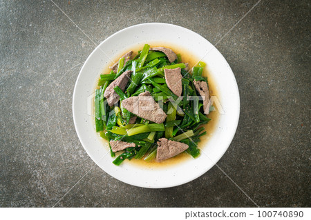 Stir-fried onion flower stem with pork liver 100740890