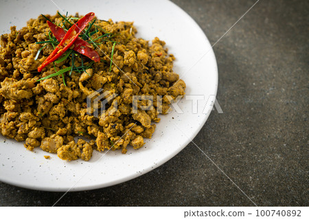 Stir Fried Pork with Yellow Curry Paste 100740892