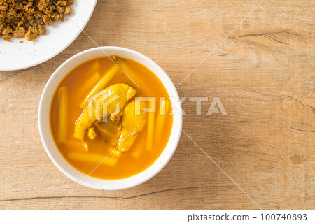 Sour soup with lotus stem and fish 100740893