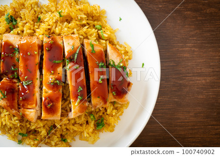 grilled sweet and chilli chicken with curry rice 100740902