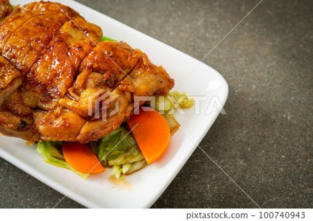 teppanyaki chicken steak with cabbage and carrot 100740943