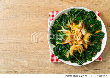 baby Chinese cabbage with oyster sauce and garlic 100740944