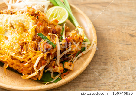 Pad Thai - stir fried noodles in Thai style with egg 100740950