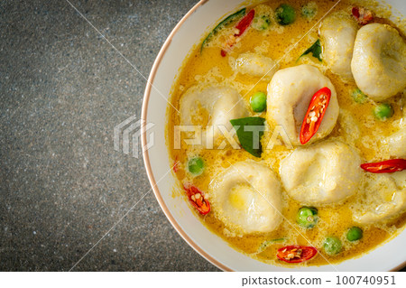 Green curry soup with Fish ball 100740951