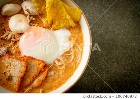 Rice vermicelli noodles with meatball, roasted pork and egg in spicy soup Rice vermicelli noodles with meatball, roasted pork and egg in spicy soup 100740978