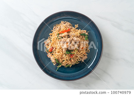 stir-fried instant noodles with basil and minced pork 100740979