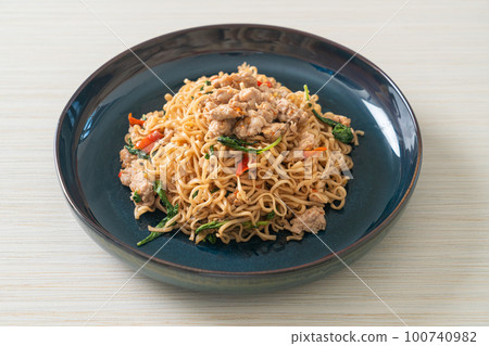 stir-fried instant noodles with basil and minced pork 100740982