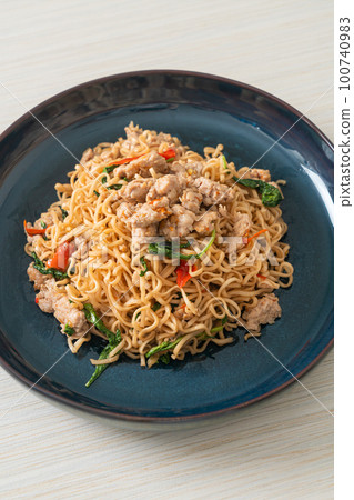 stir-fried instant noodles with basil and minced pork 100740983