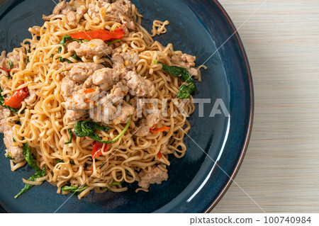 stir-fried instant noodles with basil and minced pork 100740984