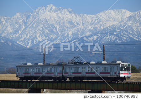 富山地方鐵路 17480 系列列車穿越立山山脈和定願寺河大橋 100740988