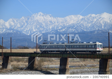 富山地方鐵路 14760 系列列車穿越立山山脈和定願寺河大橋 100740991